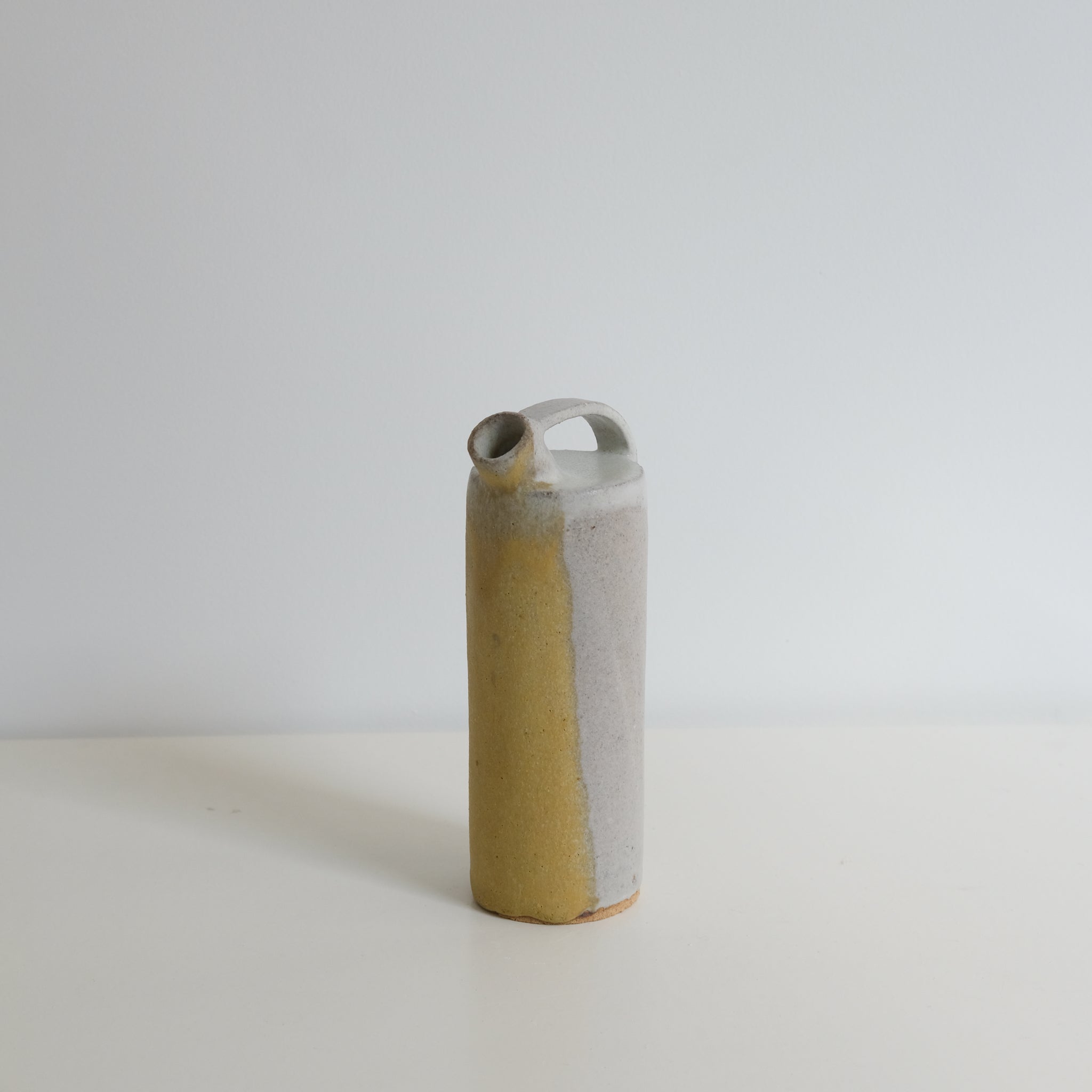Vase Gris Jaune H18,5cm Catherine Dix Ceramics chez Brutal Ceramics