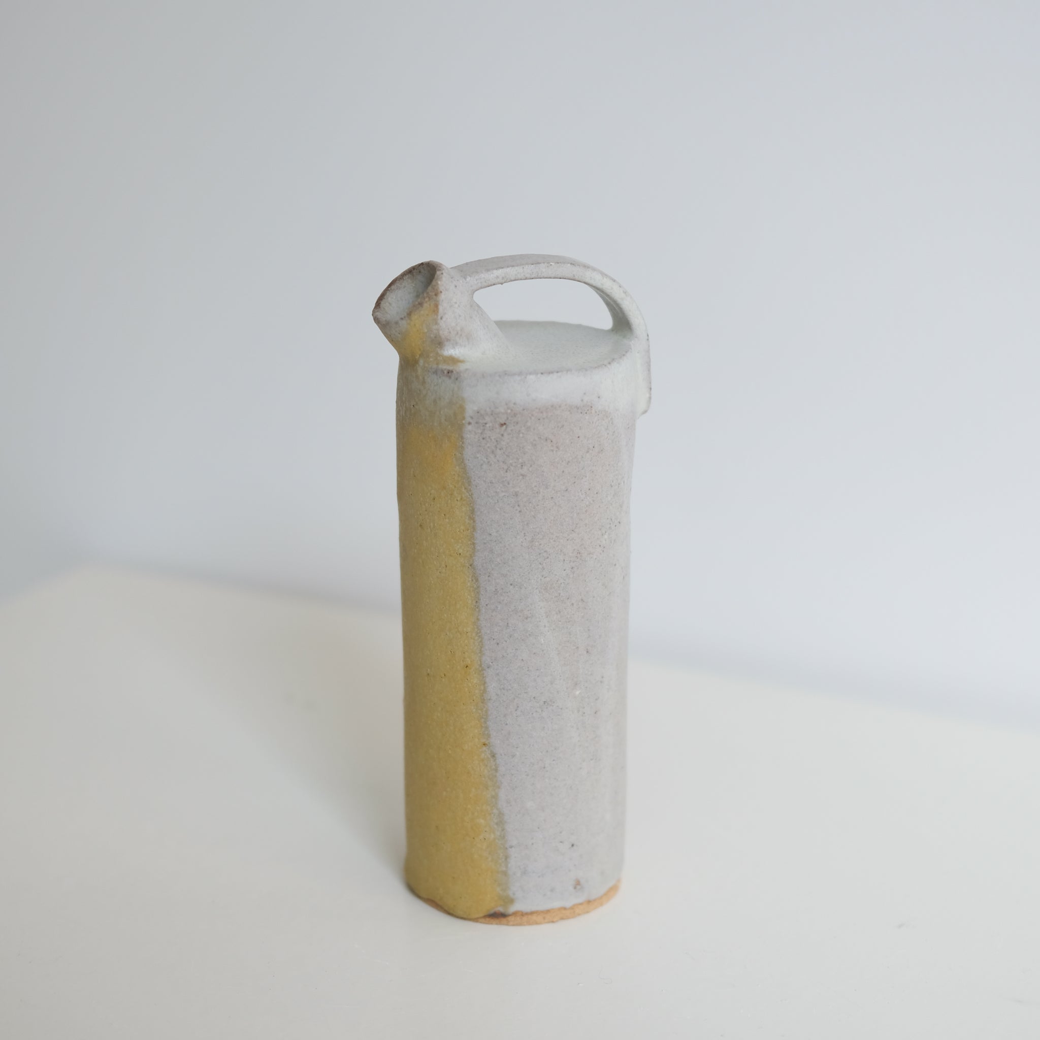 Vase Gris Jaune H18,5cm Catherine Dix Ceramics chez Brutal Ceramics