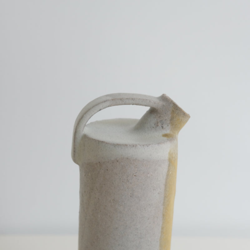 Vase Gris Jaune H18,5cm Catherine Dix Ceramics chez Brutal Ceramics