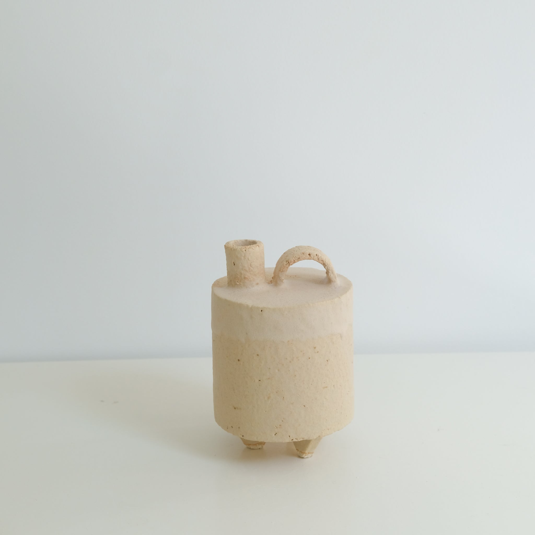 Bouteille coquille d'oeuf  H14,5cm Catherine Dix Ceramics chez Brutal