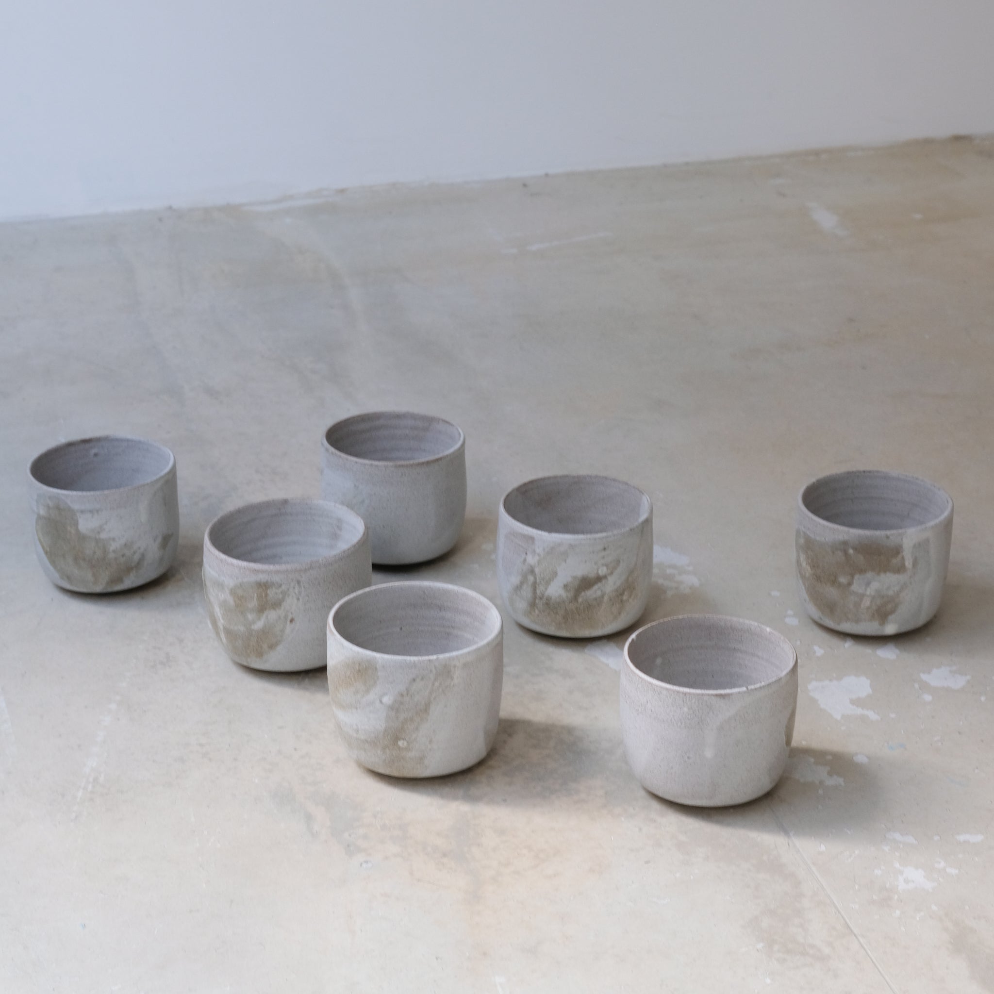 Tasse en grès gris 250ml - blanc brume d'Eva Kengen chez Brutal Ceramics