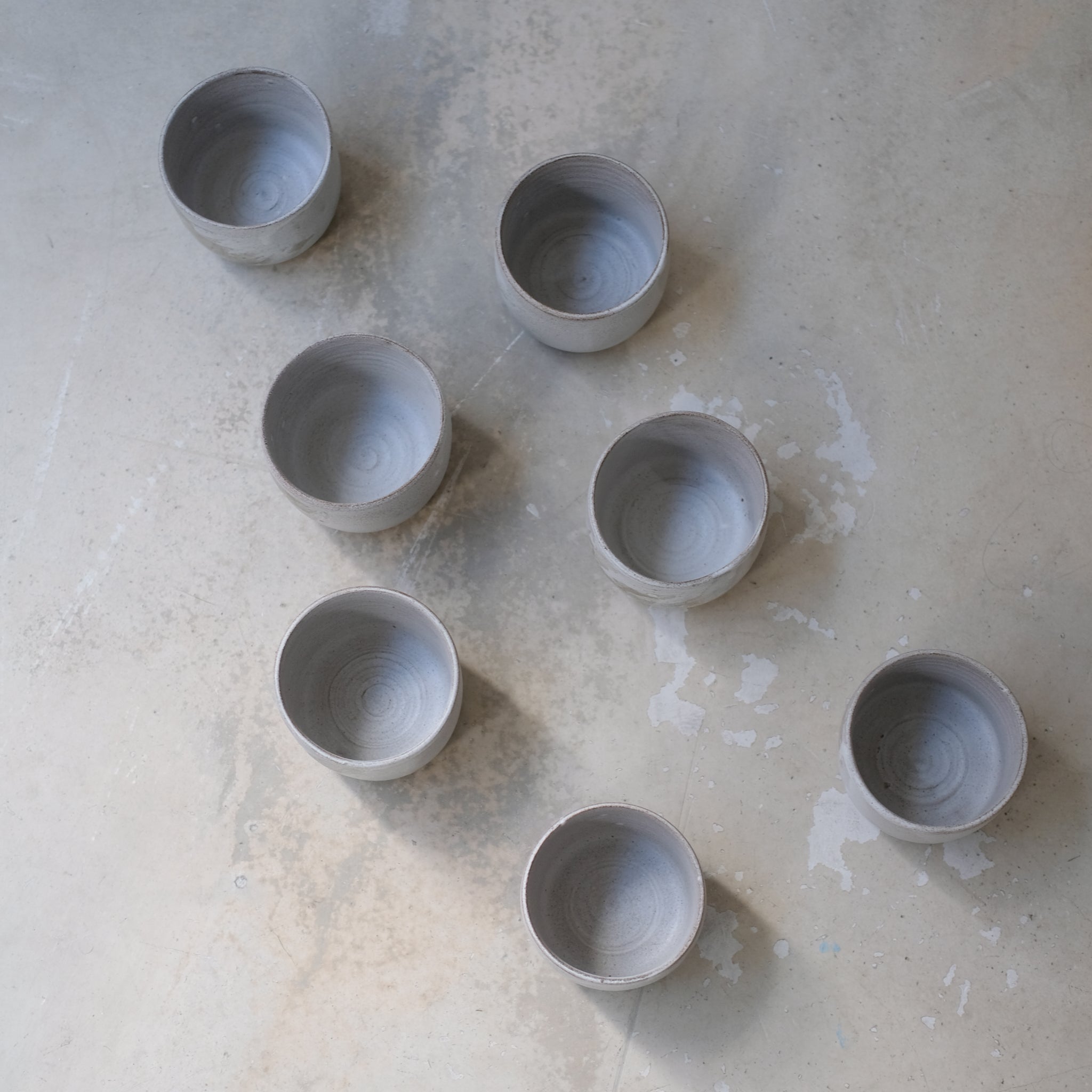 Tasse en grès gris 250ml - blanc brume d'Eva Kengen chez Brutal Ceramics