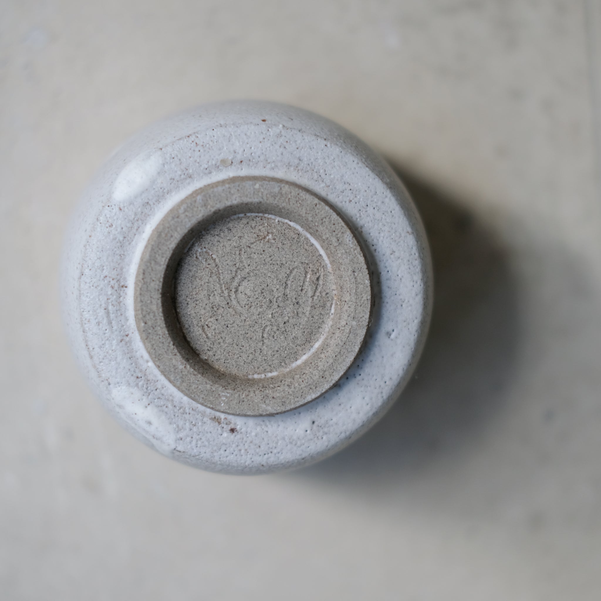 Tasse en grès gris 250ml - blanc brume d'Eva Kengen chez Brutal Ceramics