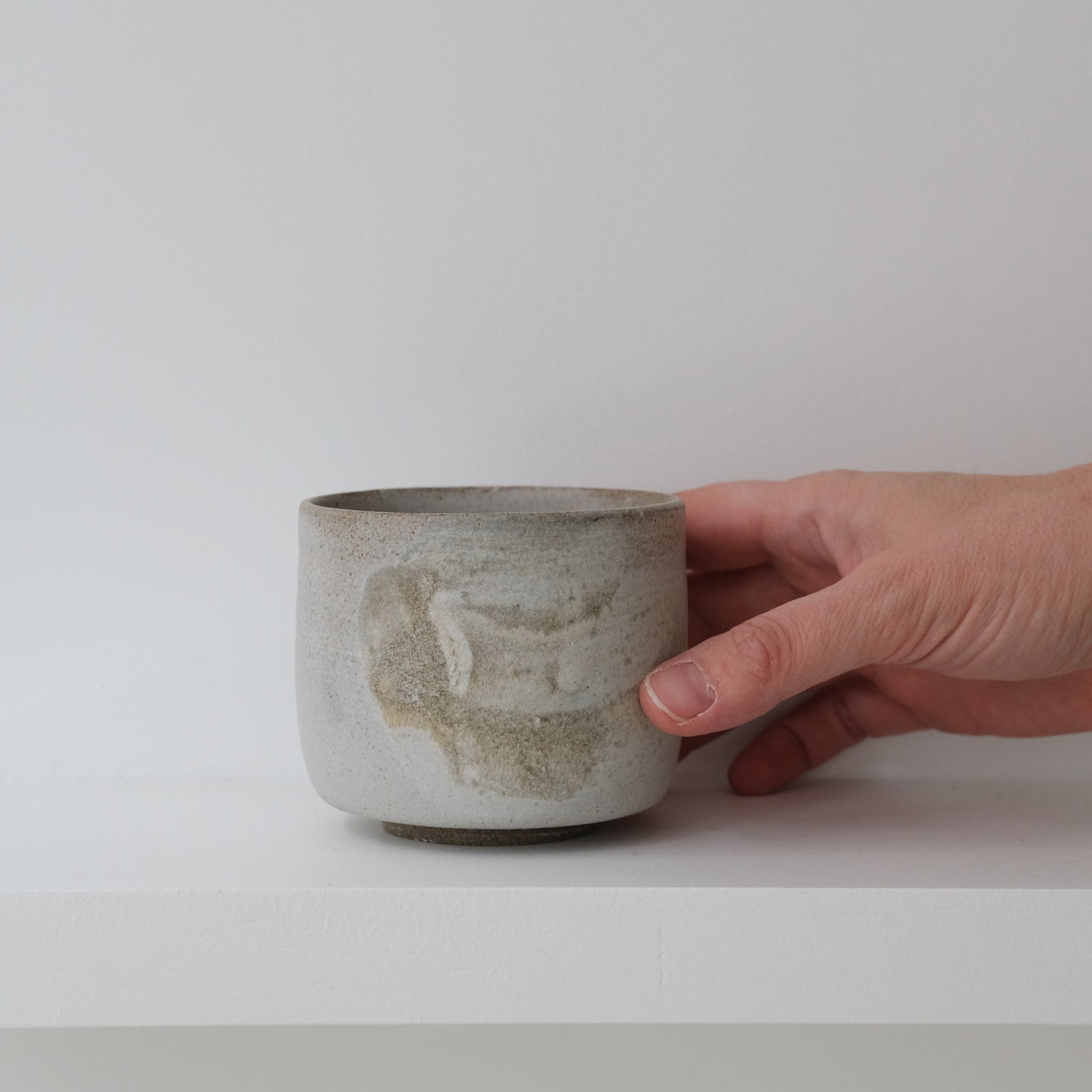 Tasse en grès gris 250ml - blanc brume d'Eva Kengen chez Brutal Ceramics