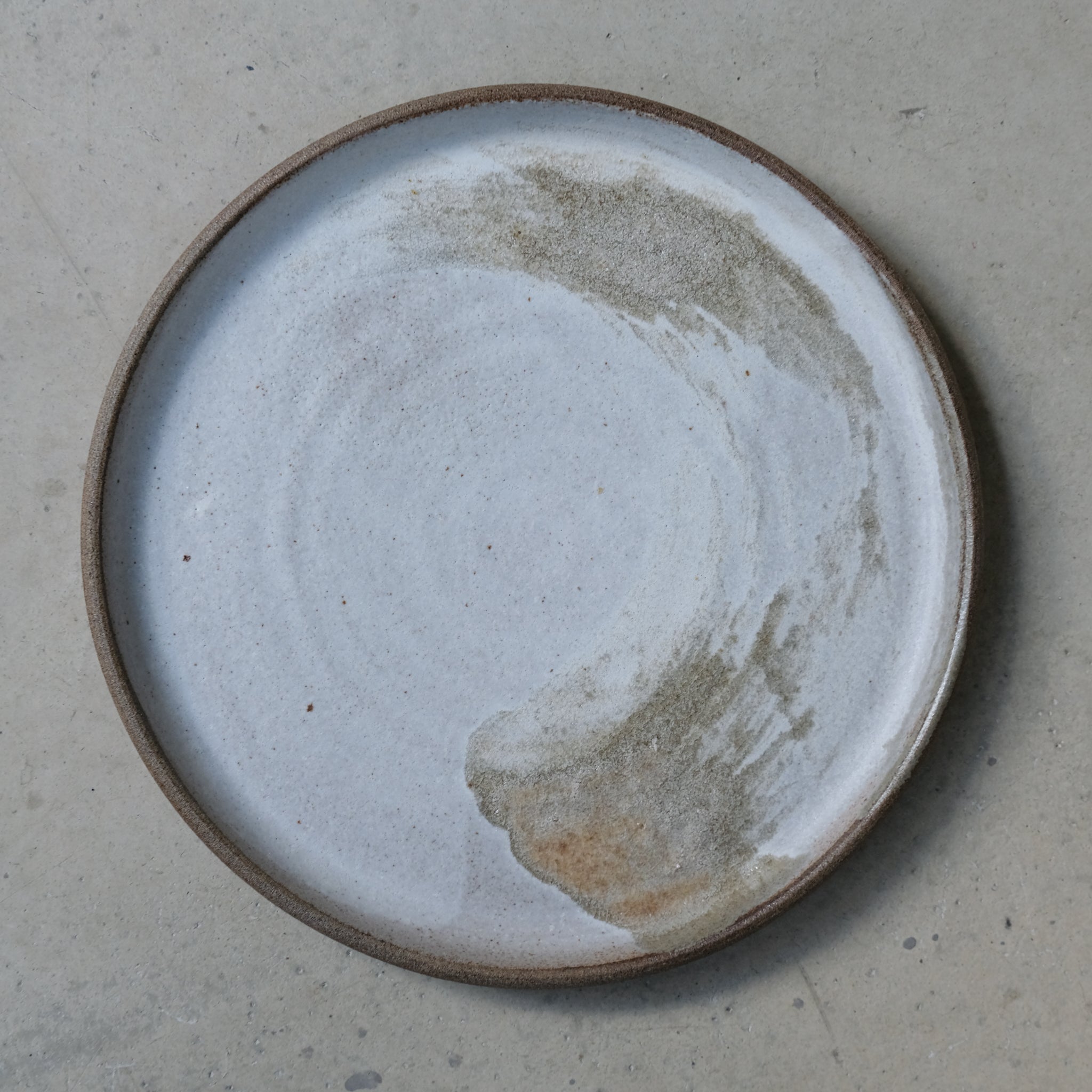 Assiette en grès gris D20,5cm blanc brume d'Eva Kengen chez Brutal Ceramics