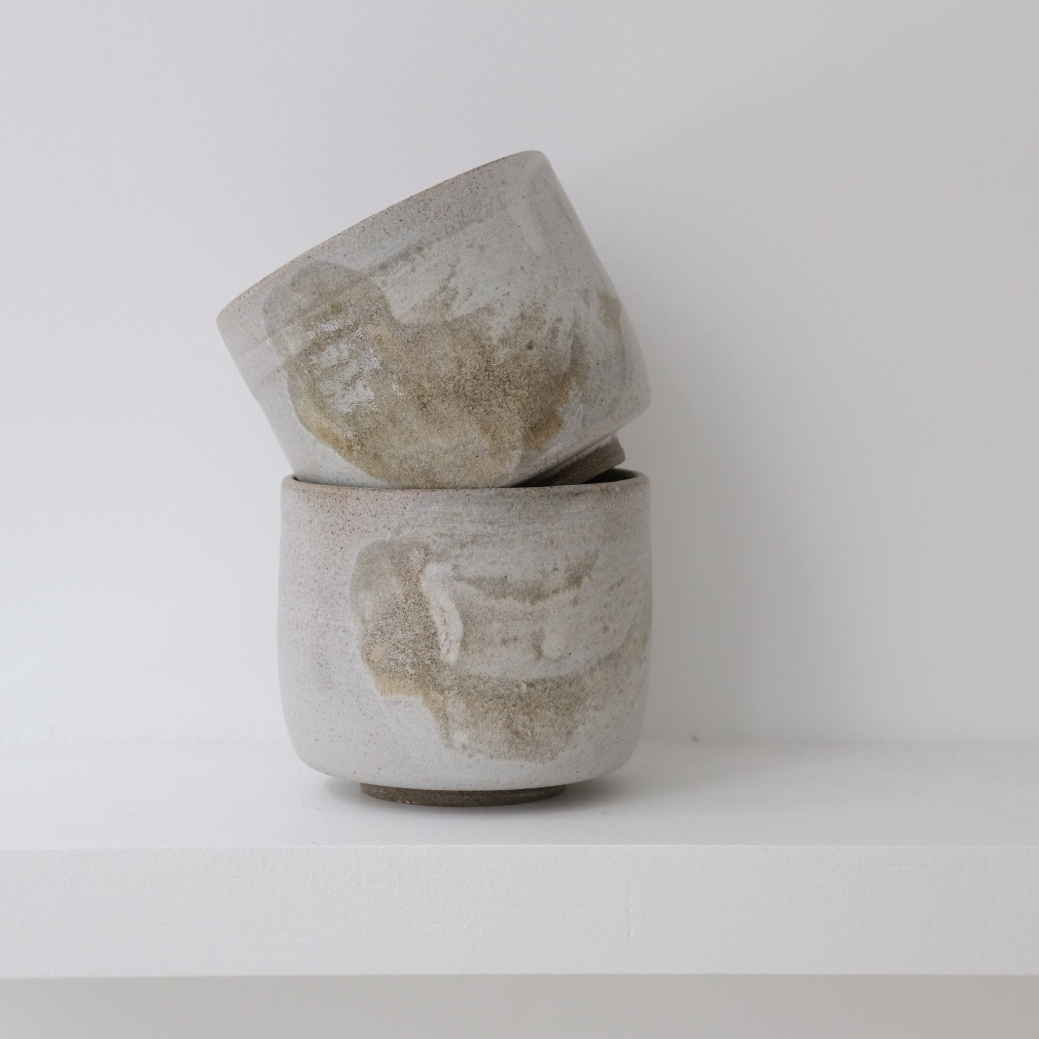 Tasse en grès gris 250ml - blanc brume d'Eva Kengen chez Brutal Ceramics