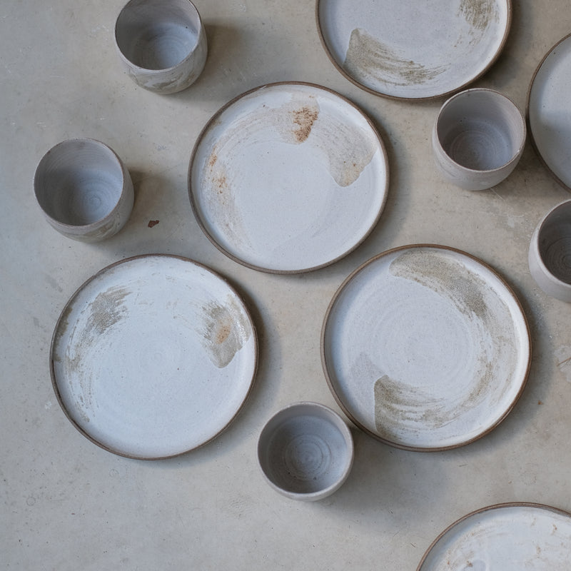 Assiette en grès gris D20,5cm blanc brume d'Eva Kengen chez Brutal Ceramics
