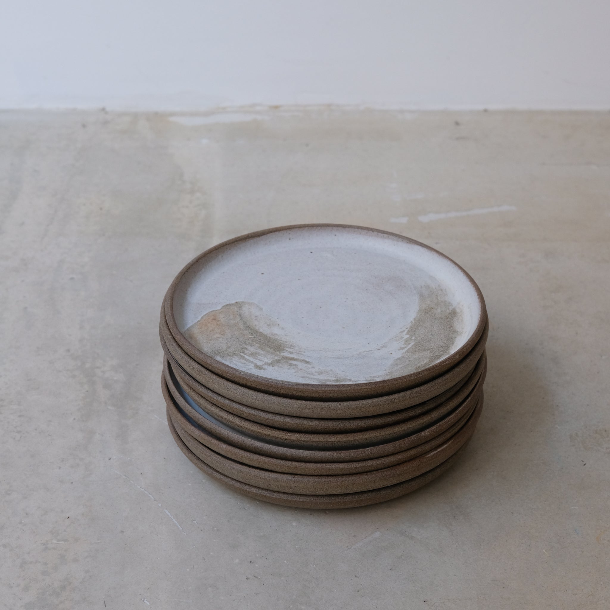 Assiette en grès gris D20,5cm blanc brume d'Eva Kengen chez Brutal Ceramics