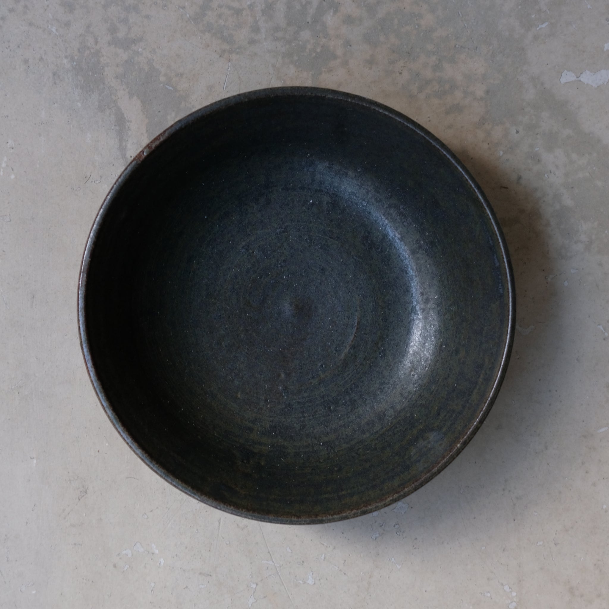 Assiette creuse en grès gris D16cm oribe d'Eva Kengen chez Brutal Ceramics