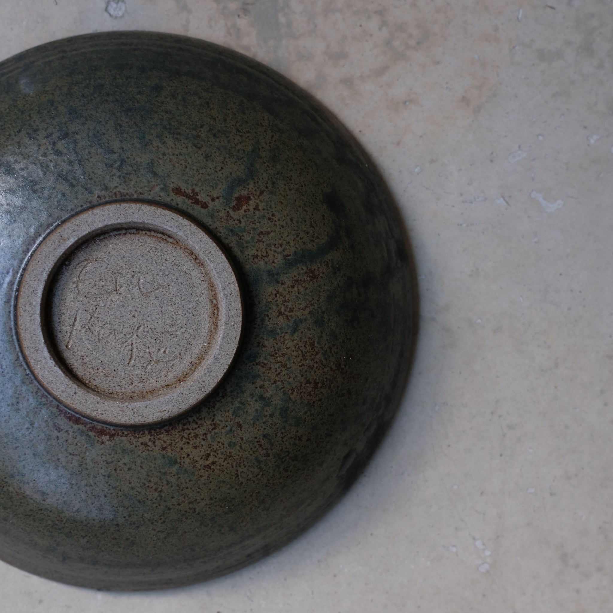 Assiette creuse en grès gris D16cm oribe d'Eva Kengen chez Brutal Ceramics