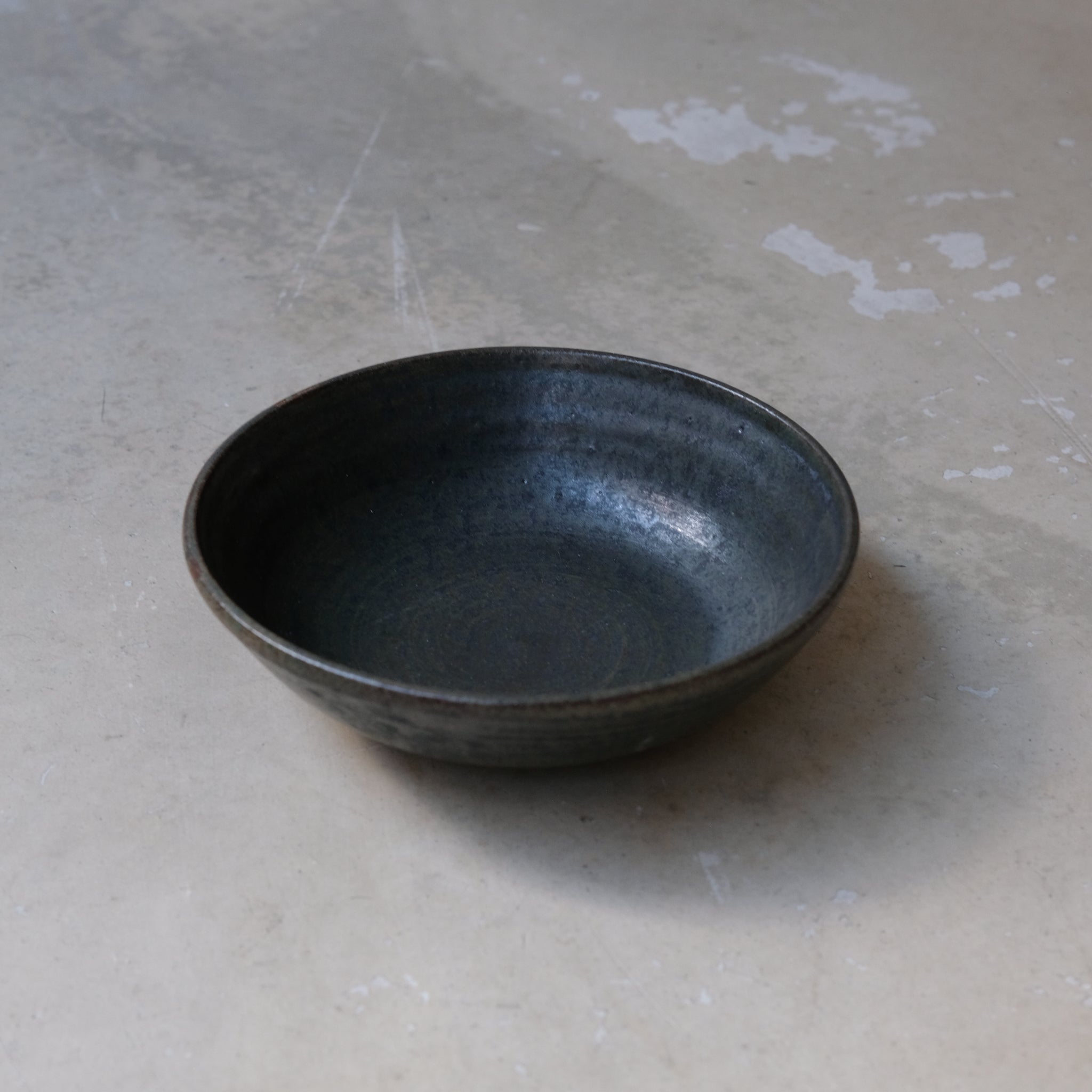 Assiette creuse en grès gris D16cm oribe d'Eva Kengen chez Brutal Ceramics