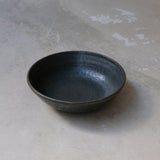 Assiette creuse en grès gris D16cm oribe d'Eva Kengen chez Brutal Ceramics