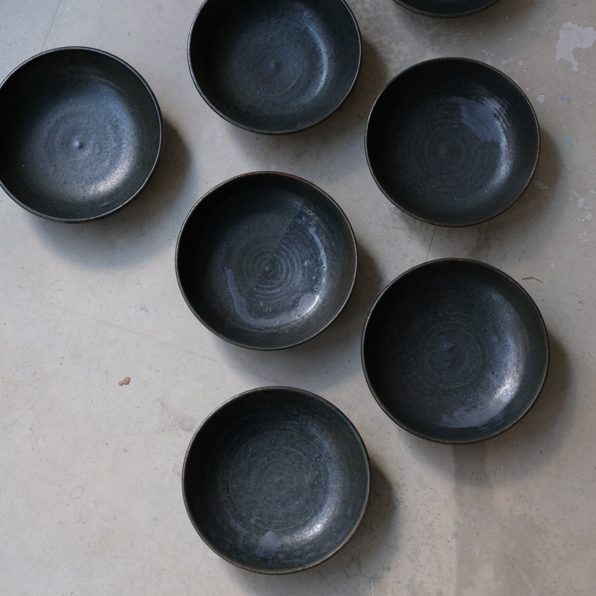 Assiette creuse en grès gris D16cm oribe d'Eva Kengen chez Brutal Ceramics