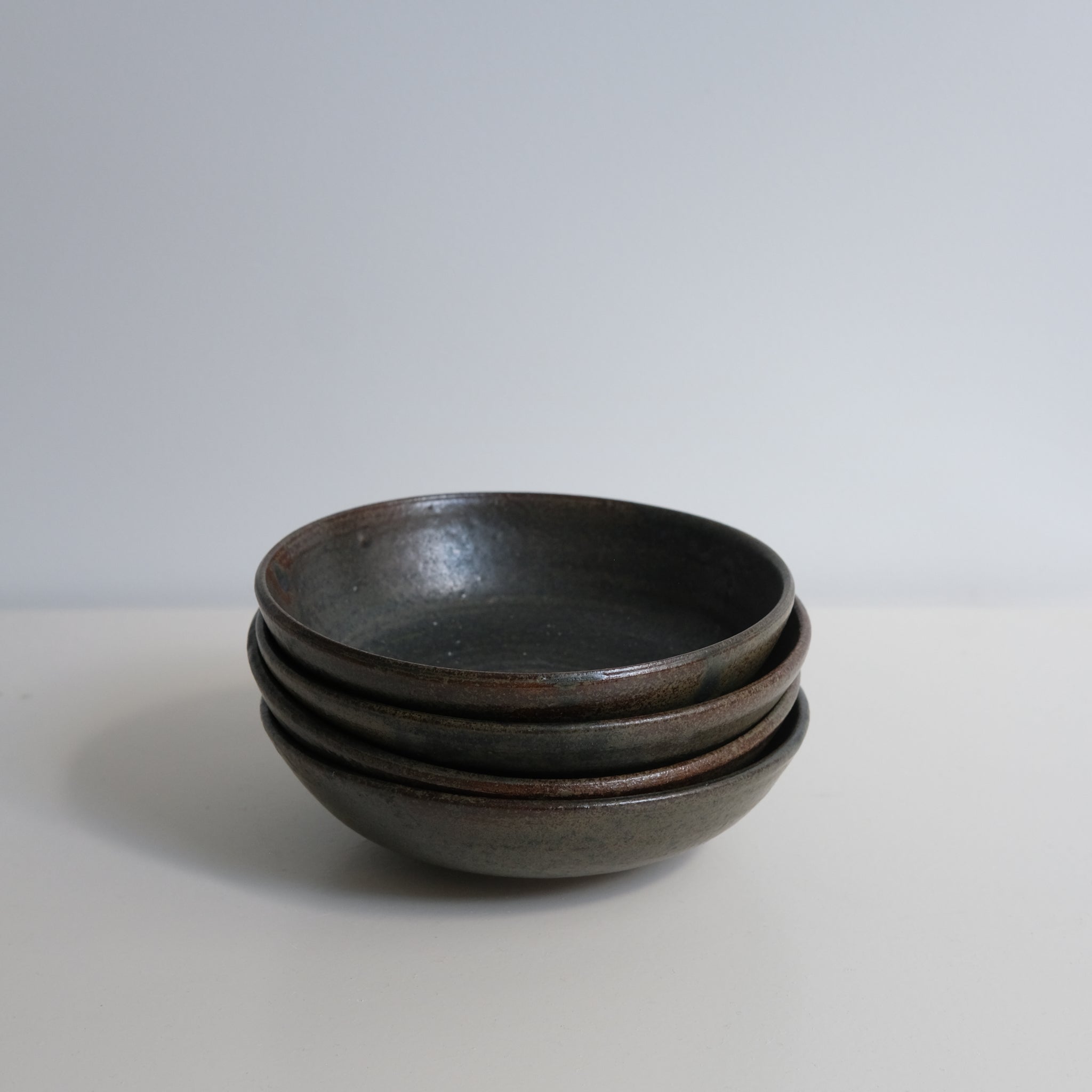 Assiette creuse en grès gris D16cm oribe d'Eva Kengen chez Brutal Ceramics
