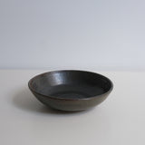 Assiette creuse en grès gris D16cm oribe d'Eva Kengen chez Brutal Ceramics