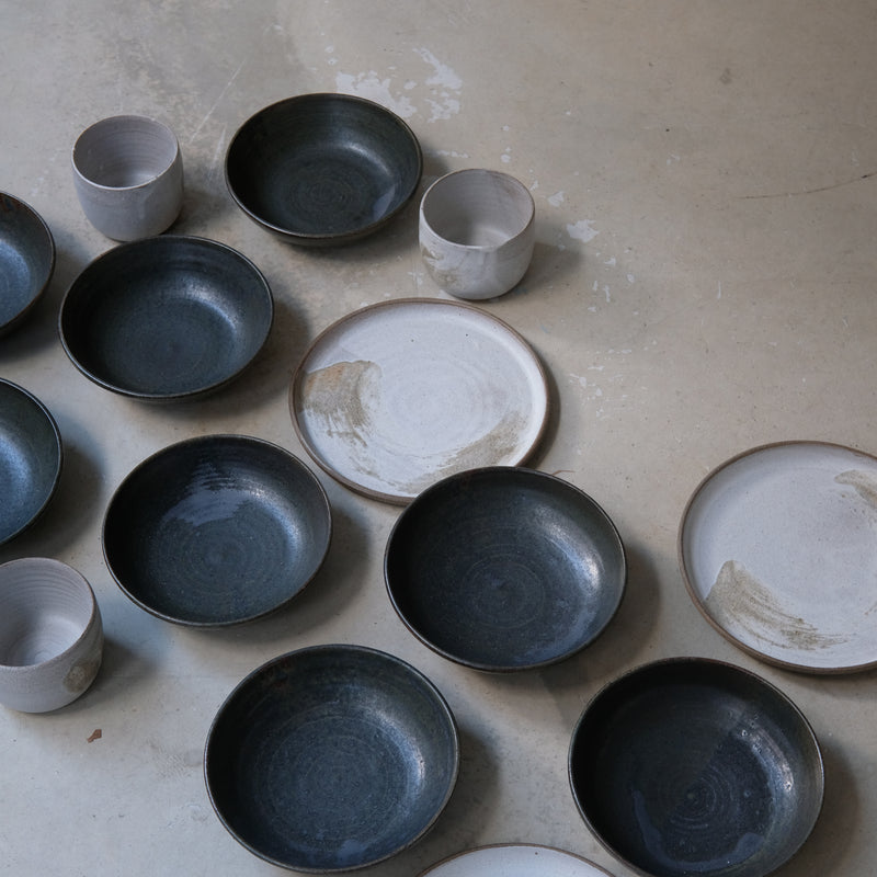 Tasse en grès gris 250ml - blanc brume d'Eva Kengen chez Brutal Ceramics