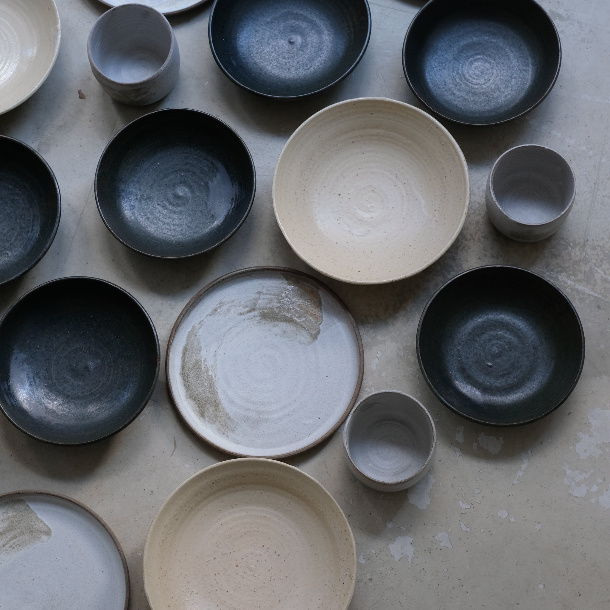 Assiette creuse en grès gris D16cm oribe d'Eva Kengen chez Brutal Ceramics