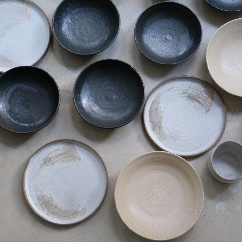 Assiette en grès gris D20,5cm blanc brume d'Eva Kengen chez Brutal Ceramics