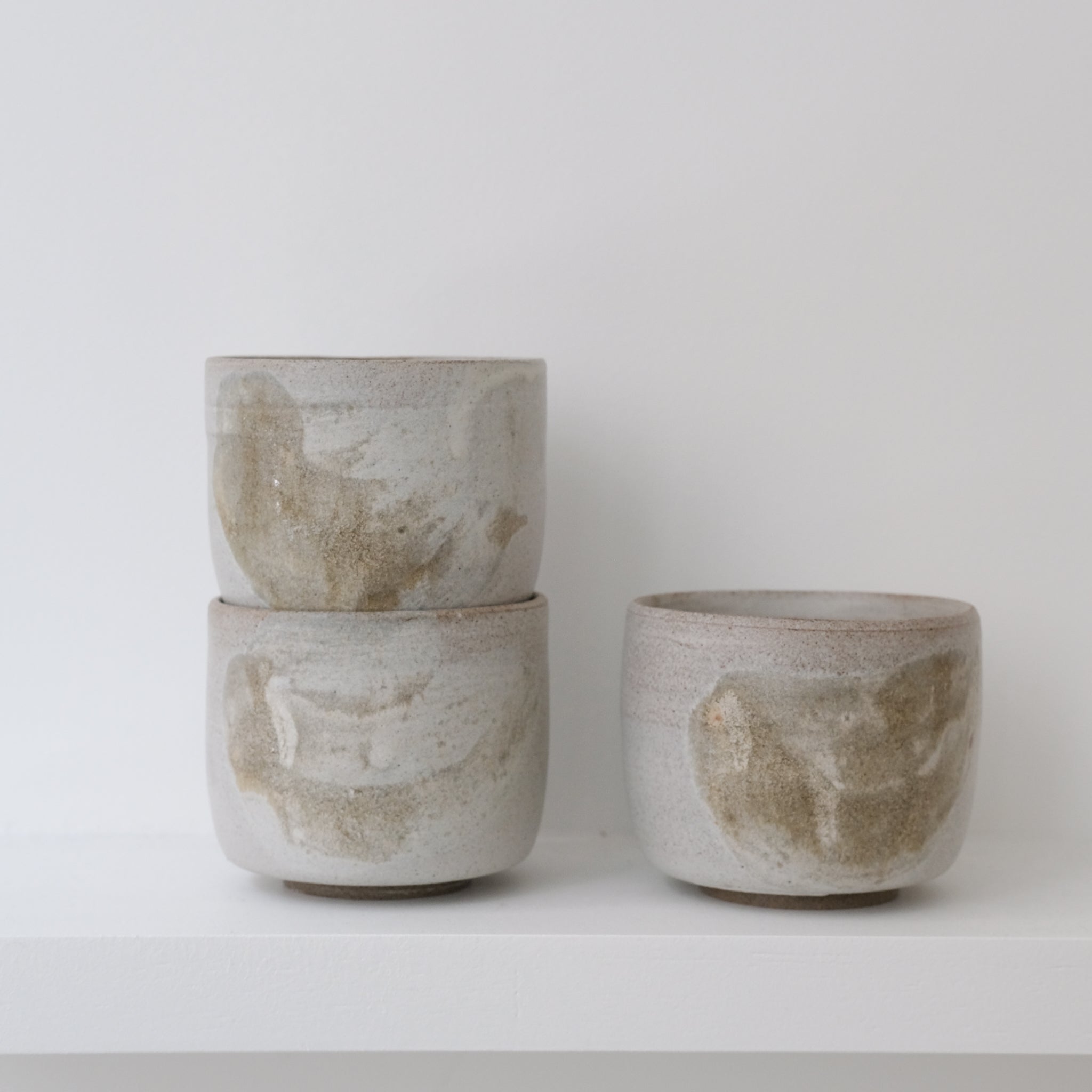 Tasse en grès gris 250ml - blanc brume d'Eva Kengen chez Brutal Ceramics