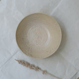Assiette creuse en grès clair D20cm sable d'Eva Kengen chez Brutal Ceramics