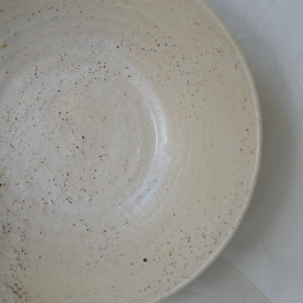 Assiette creuse en grès clair D20cm sable d'Eva Kengen chez Brutal Ceramics