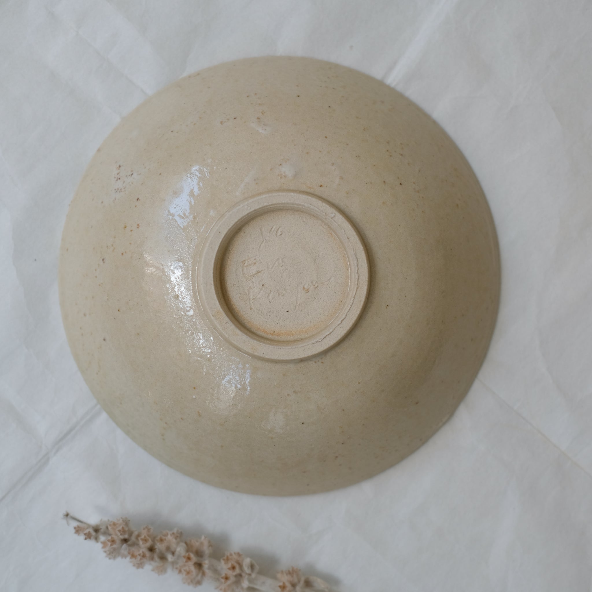 Assiette creuse en grès clair D20cm sable d'Eva Kengen chez Brutal Ceramics