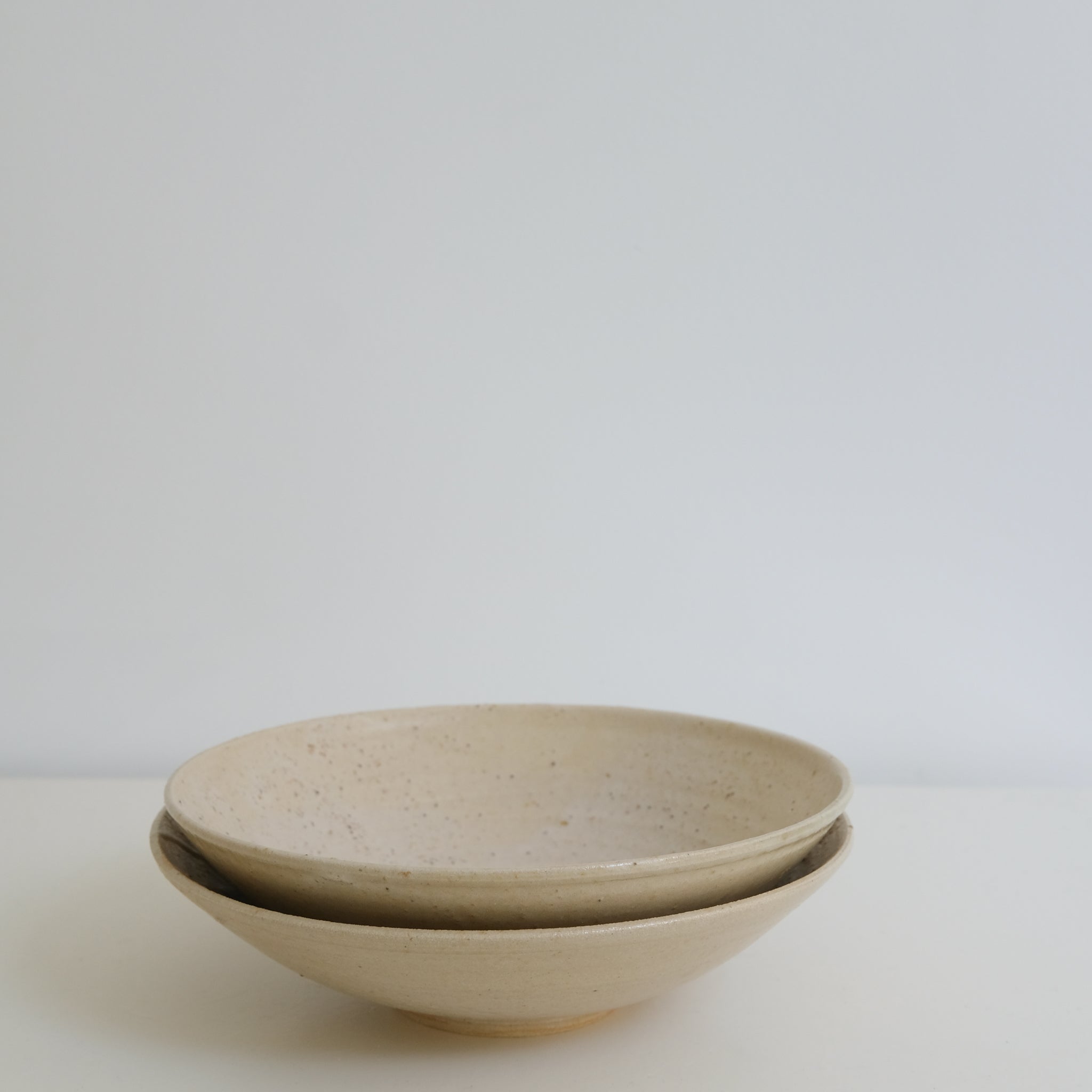 Assiette creuse en grès clair D20cm sable d'Eva Kengen chez Brutal Ceramics