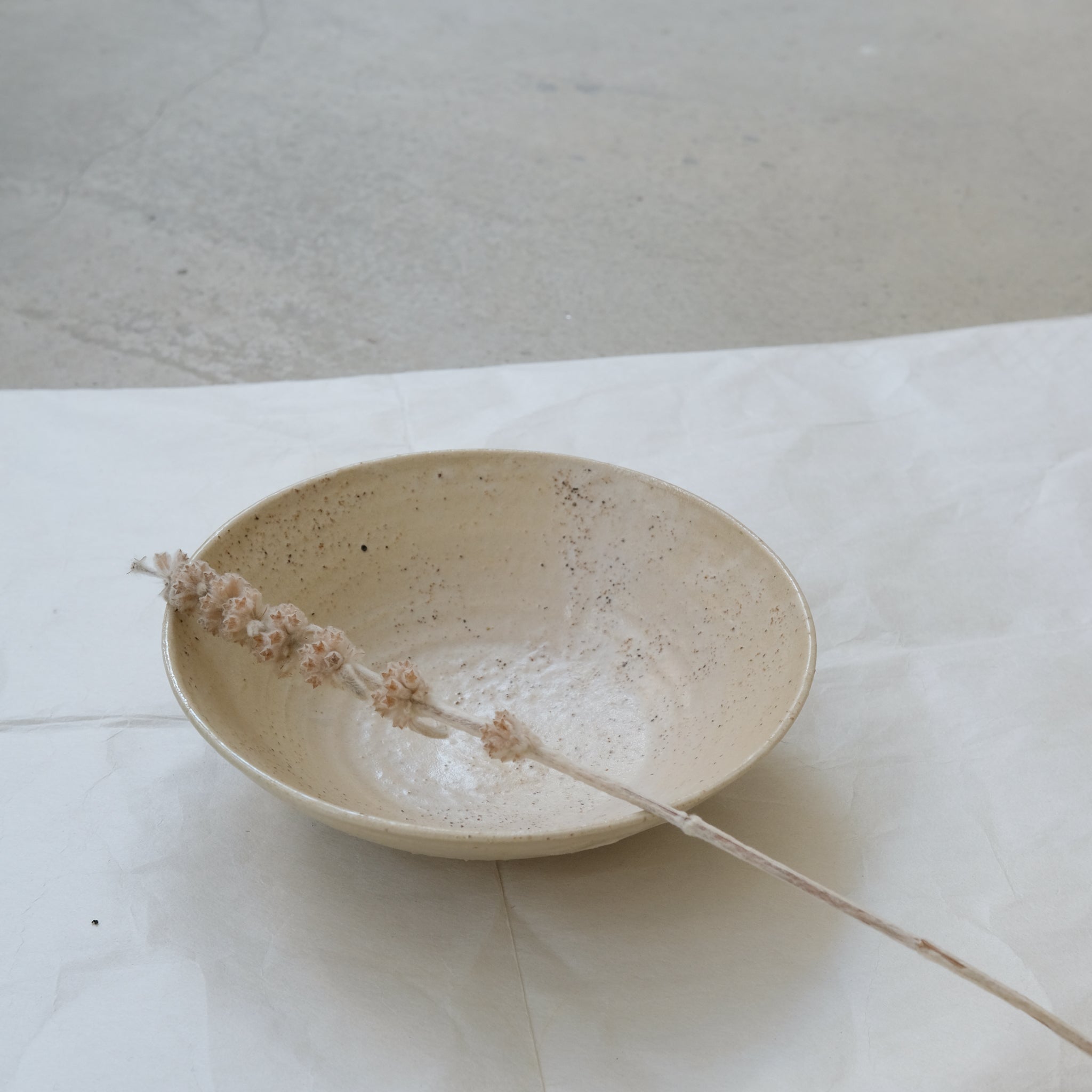Assiette creuse en grès clair D20cm sable d'Eva Kengen chez Brutal Ceramics