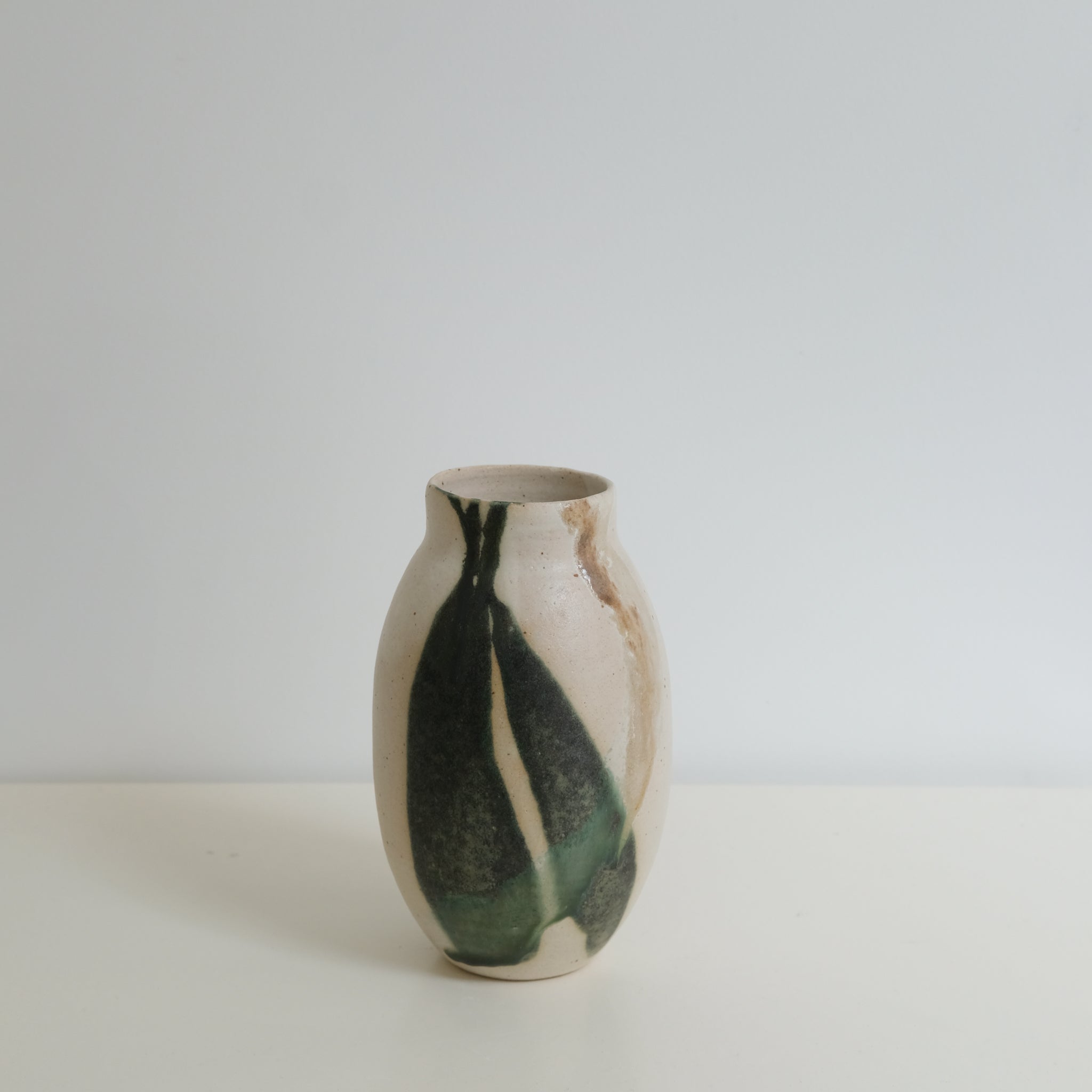 Vase en grès clair H19 cm blanc et vert d'Eva Kengen chez Brutal Ceramics