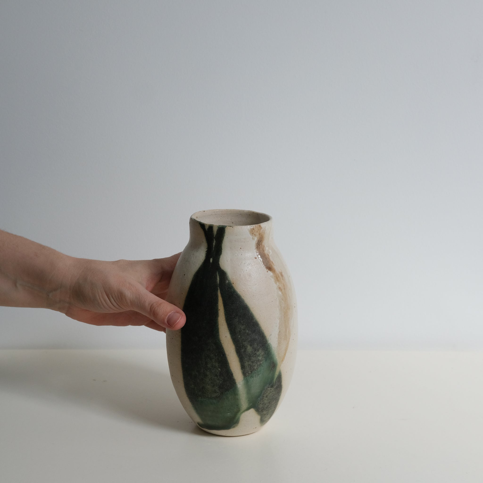 Vase en grès clair H19 cm blanc et vert d'Eva Kengen chez Brutal Ceramics