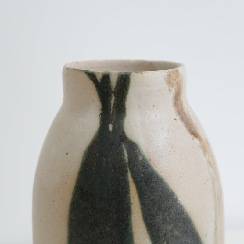 Vase en grès clair H19 cm blanc et vert d'Eva Kengen chez Brutal Ceramics