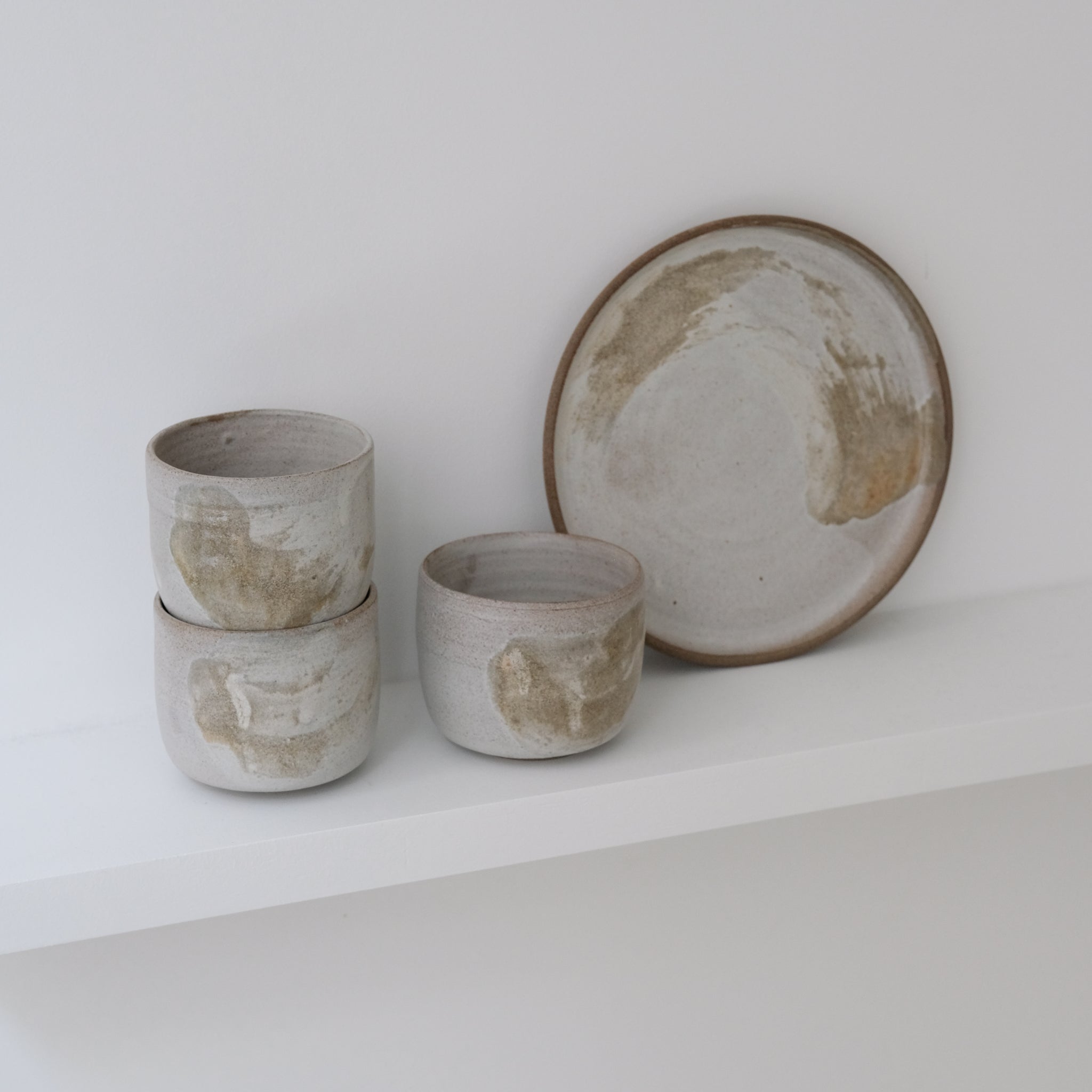 Assiette en grès gris D20,5cm blanc brume d'Eva Kengen chez Brutal Ceramics