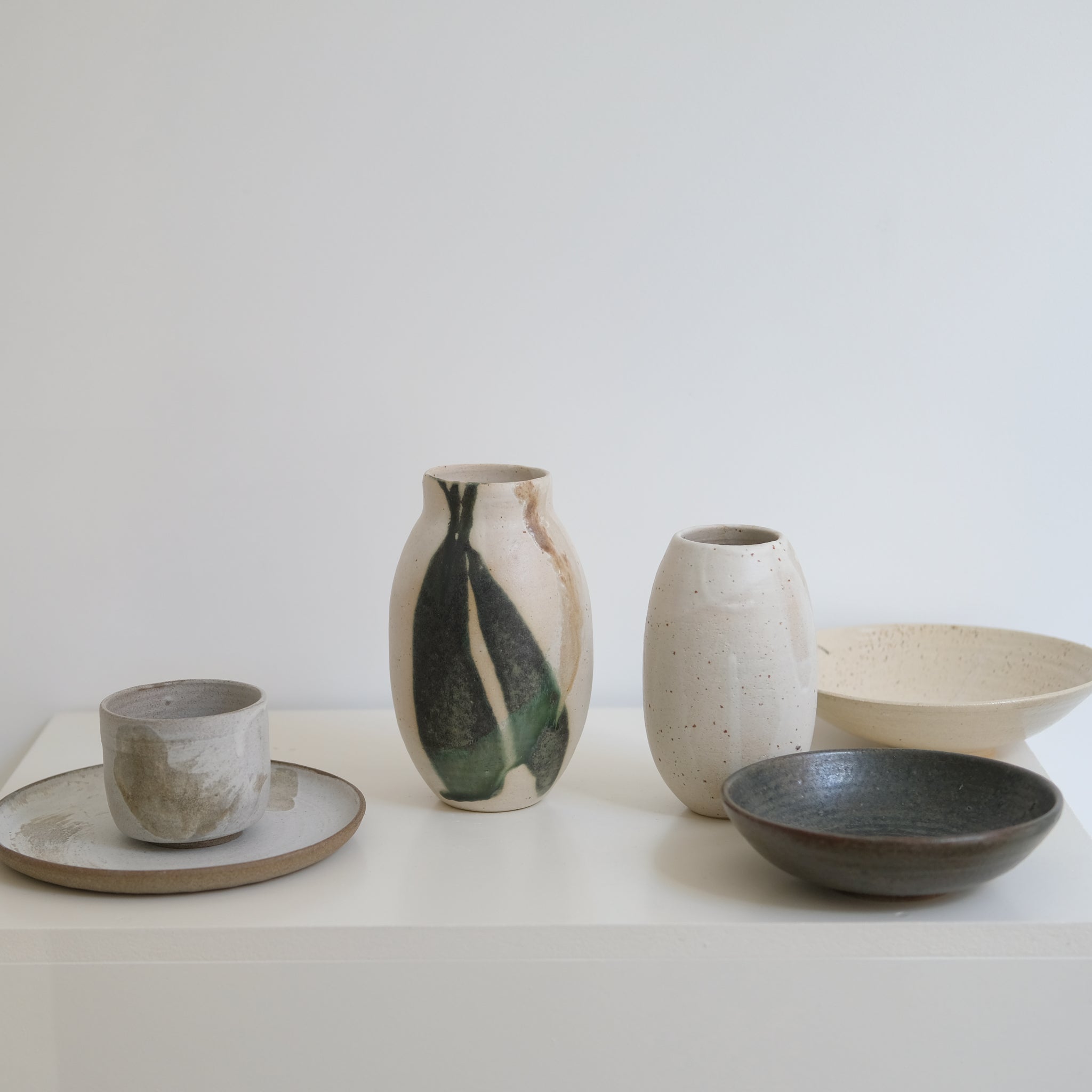 Vase en grès clair H19 cm blanc et vert d'Eva Kengen chez Brutal Ceramics
