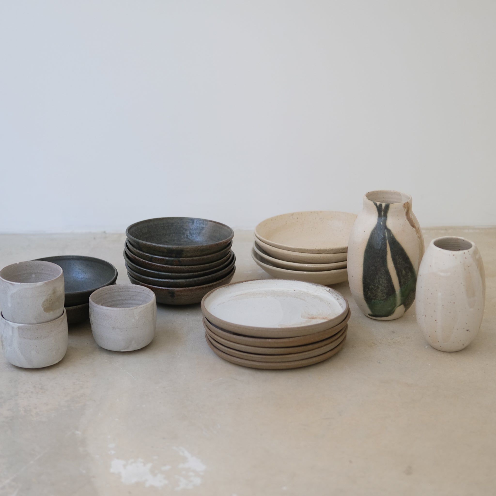 Tasse en grès gris 250ml - blanc brume d'Eva Kengen chez Brutal Ceramics