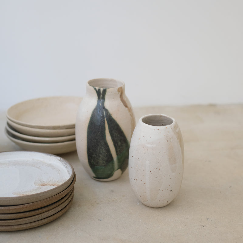 Vase en grès clair H16 cm blanc brume d'Eva Kengen chez Brutal Ceramics