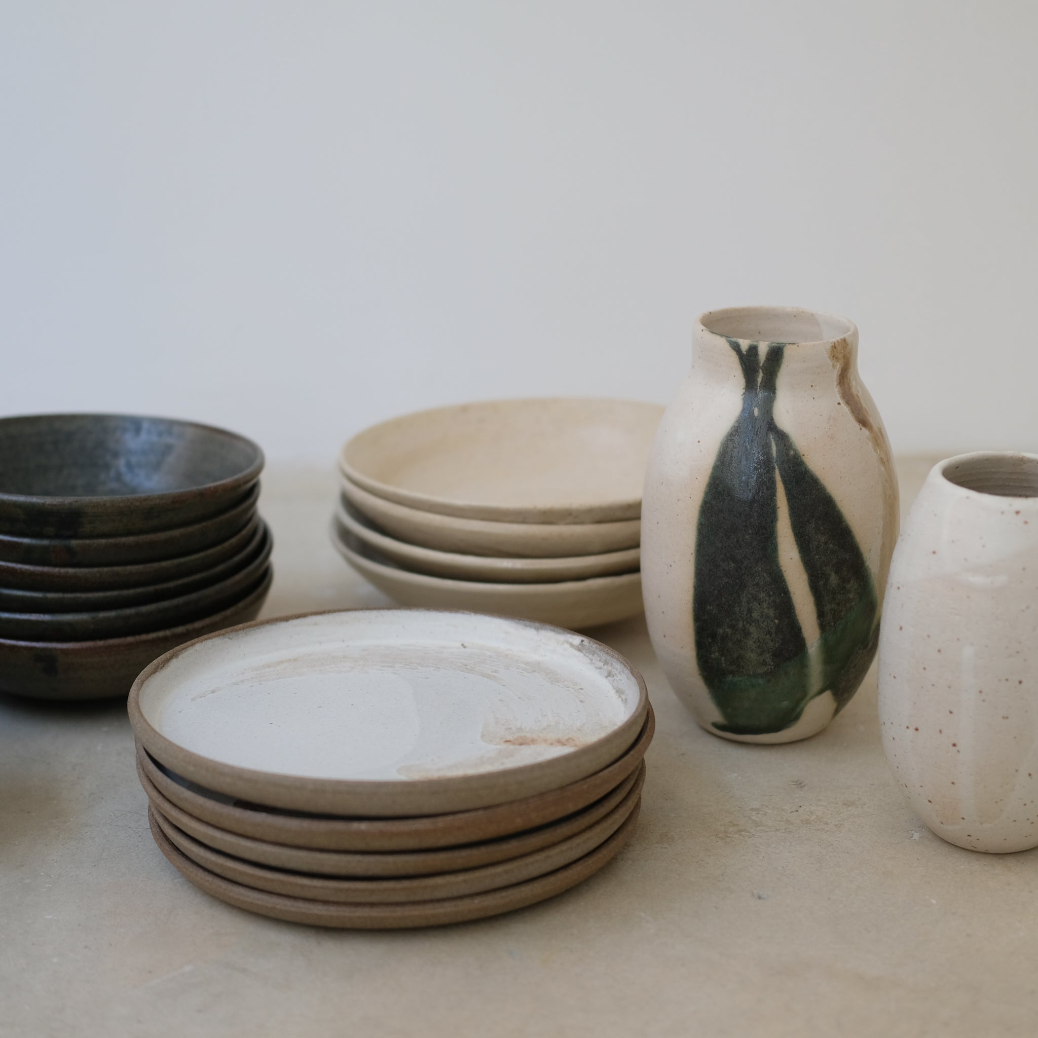 Assiette creuse en grès gris D16cm oribe d'Eva Kengen chez Brutal Ceramics