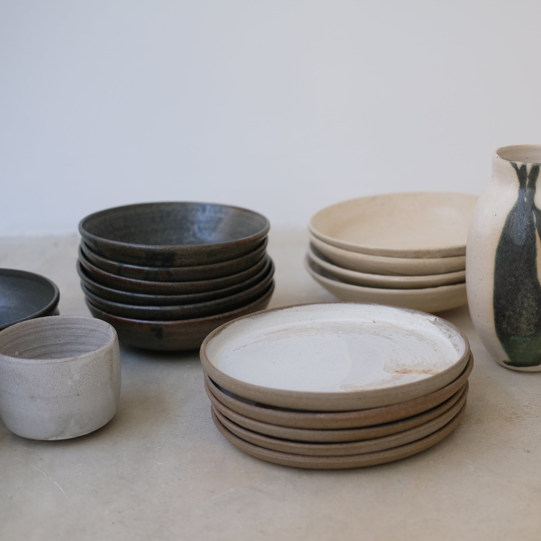 Assiette en grès gris D20,5cm blanc brume d'Eva Kengen chez Brutal Ceramics