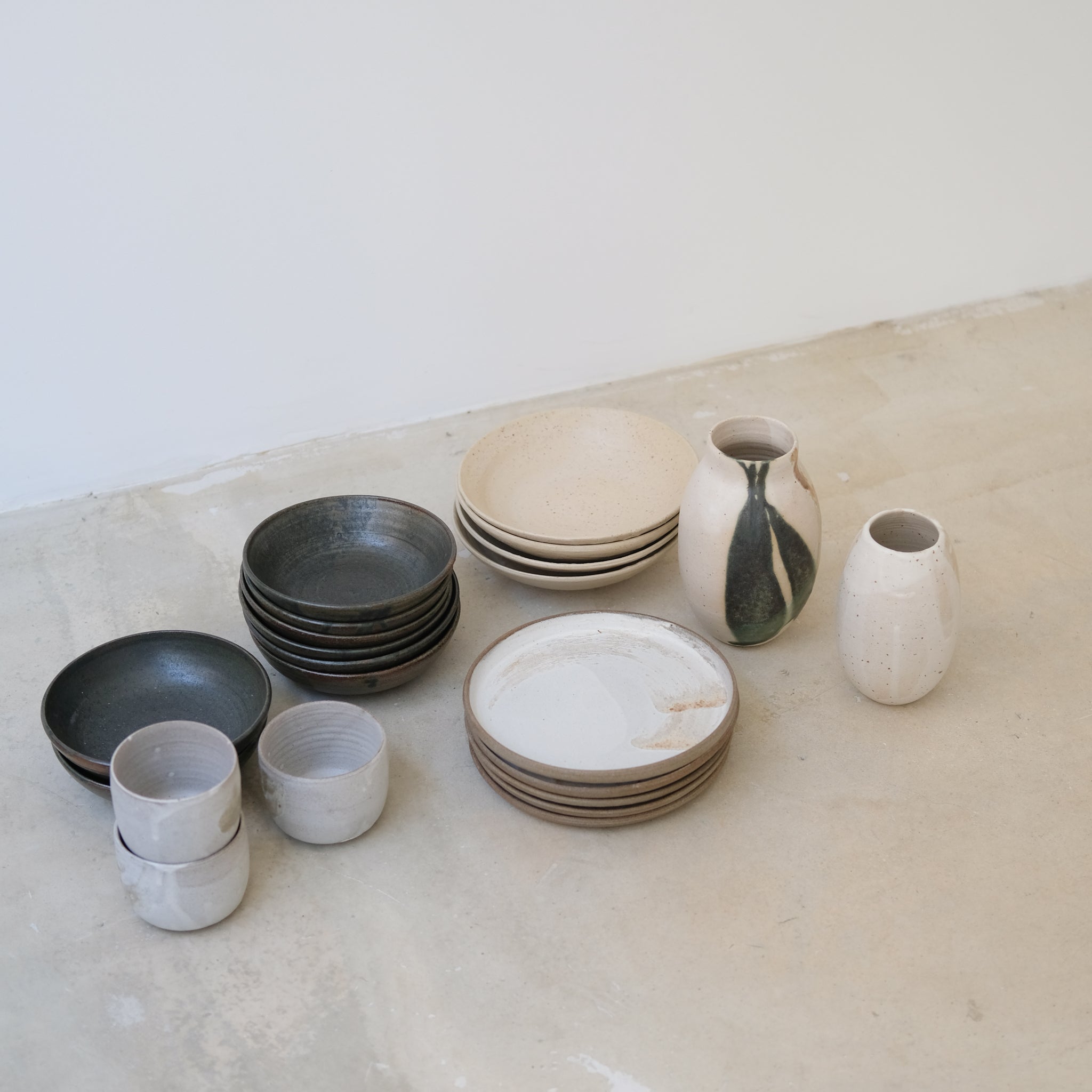 Assiette creuse en grès clair D20cm sable d'Eva Kengen chez Brutal Ceramics