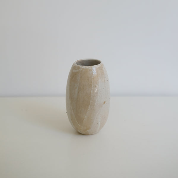Vase en grès clair H16 cm blanc brume d'Eva Kengen chez Brutal Ceramics