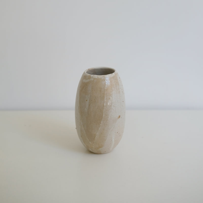 Vase en grès clair H16 cm blanc brume d'Eva Kengen chez Brutal Ceramics