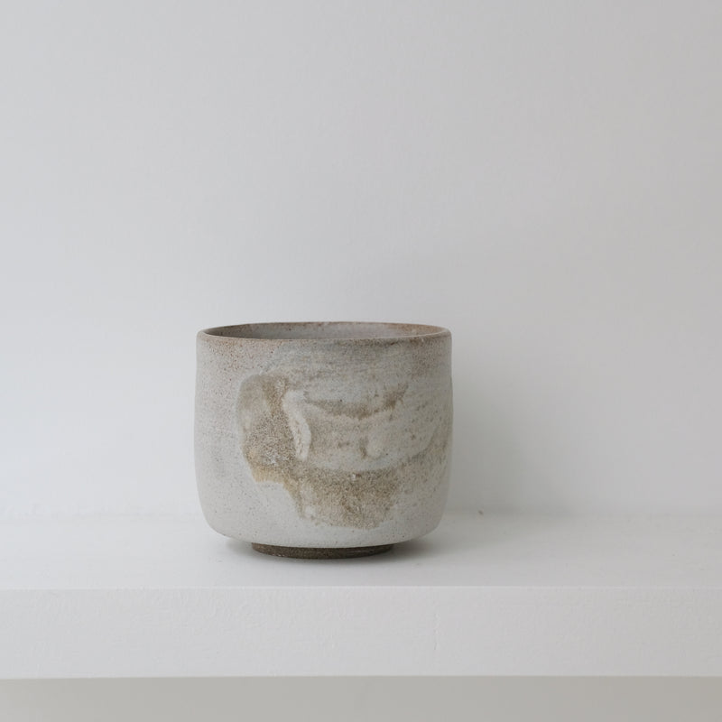Tasse en grès gris 250ml - blanc brume d'Eva Kengen chez Brutal Ceramics