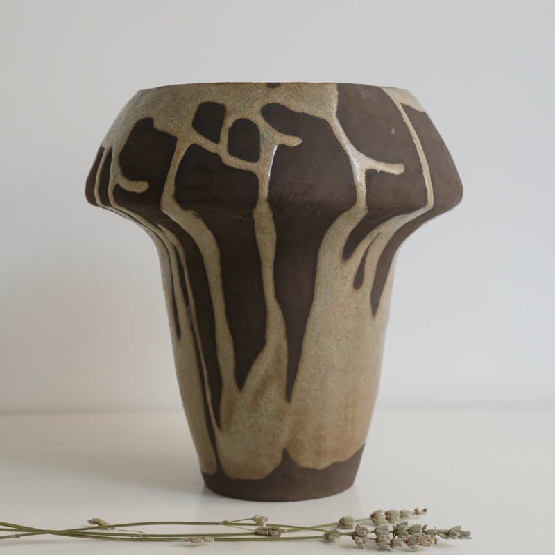 Vase en grès brun par la céramiste Hélène Maury chez Brutal Ceramics