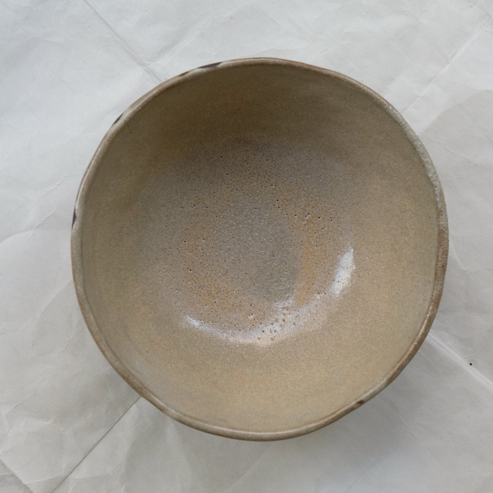 Saladier en grès par la céramiste Hélène Maury chez Brutal Ceramics