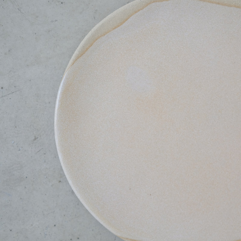Assiette en grès rose par la céramiste Hélène Maury chez Brutal Ceramics