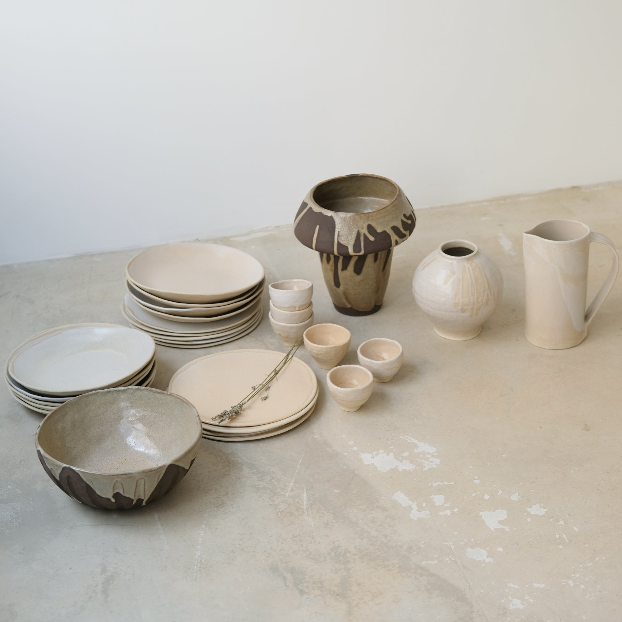 Assiette en grès blanc par la céramiste Hélène Maury chez Brutal Ceramics