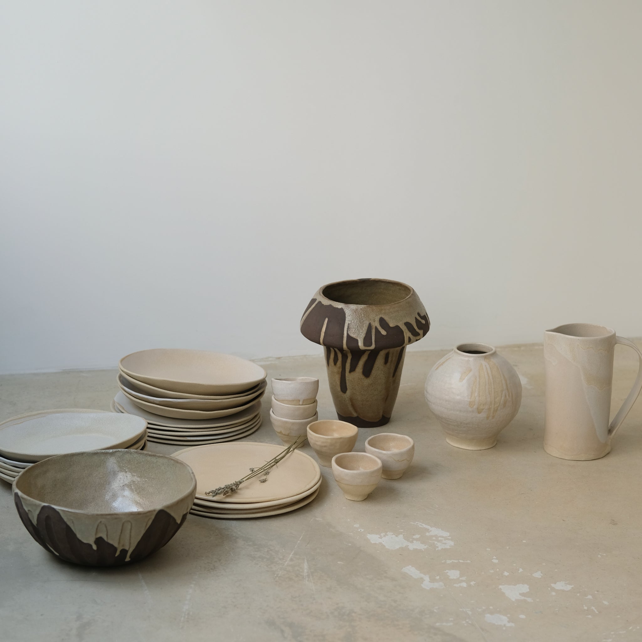 Pichet 1L beige par la céramiste Hélène Maury chez Brutal Ceramics