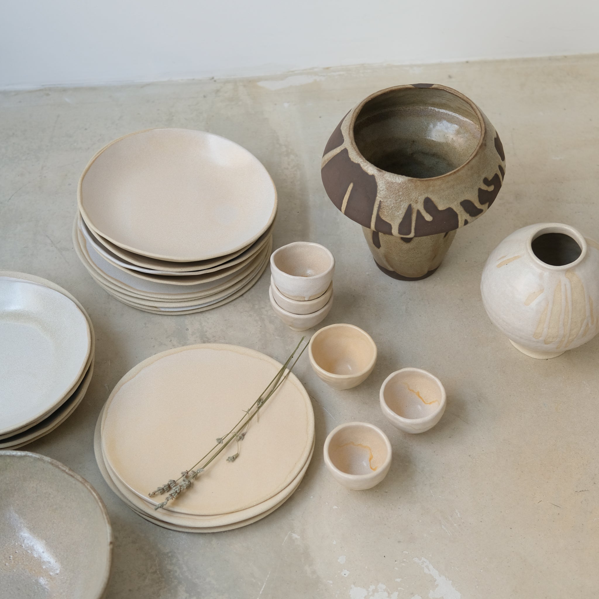 Assiette en grès rose par la céramiste Hélène Maury chez Brutal Ceramics