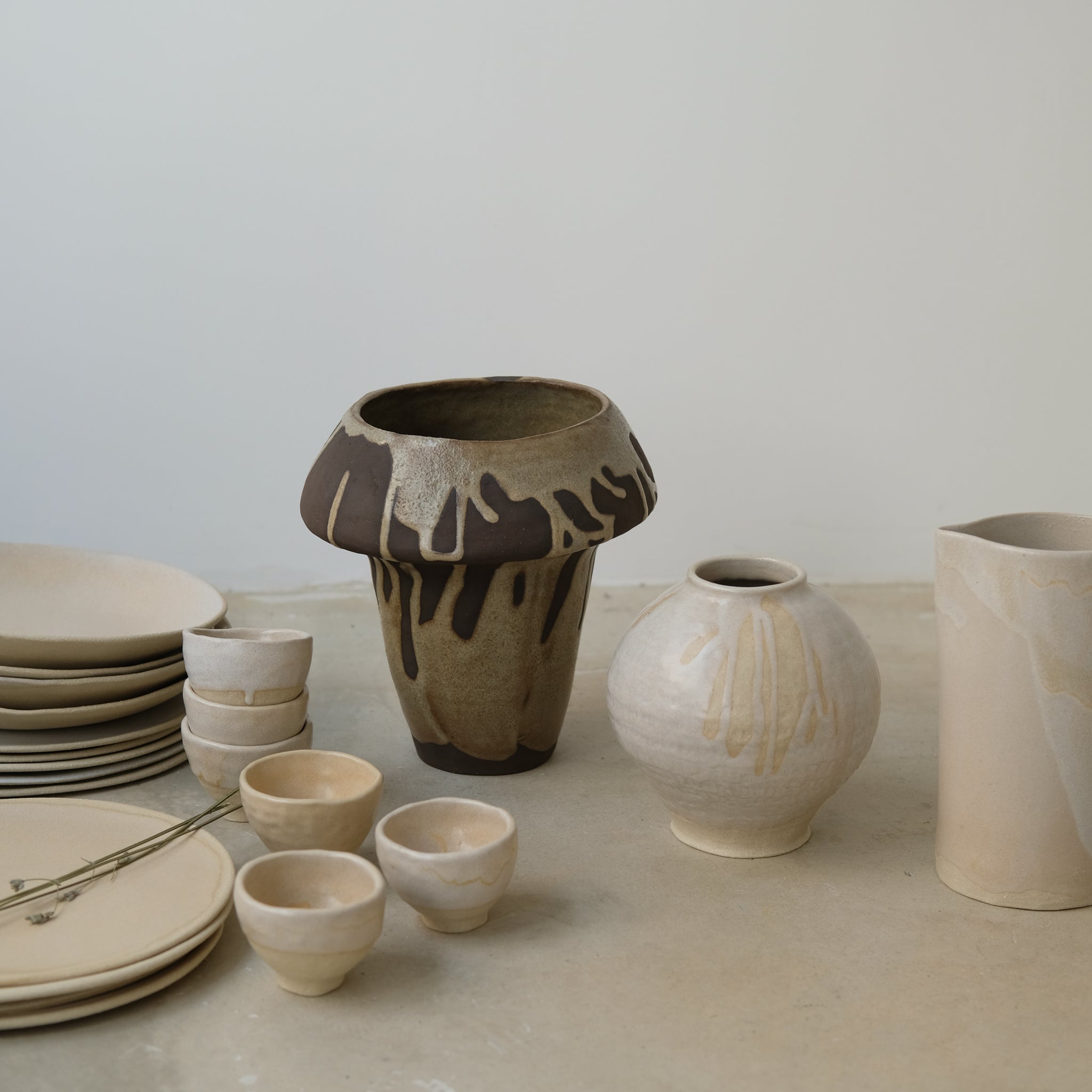 Vase en grès brun par la céramiste Hélène Maury chez Brutal Ceramics