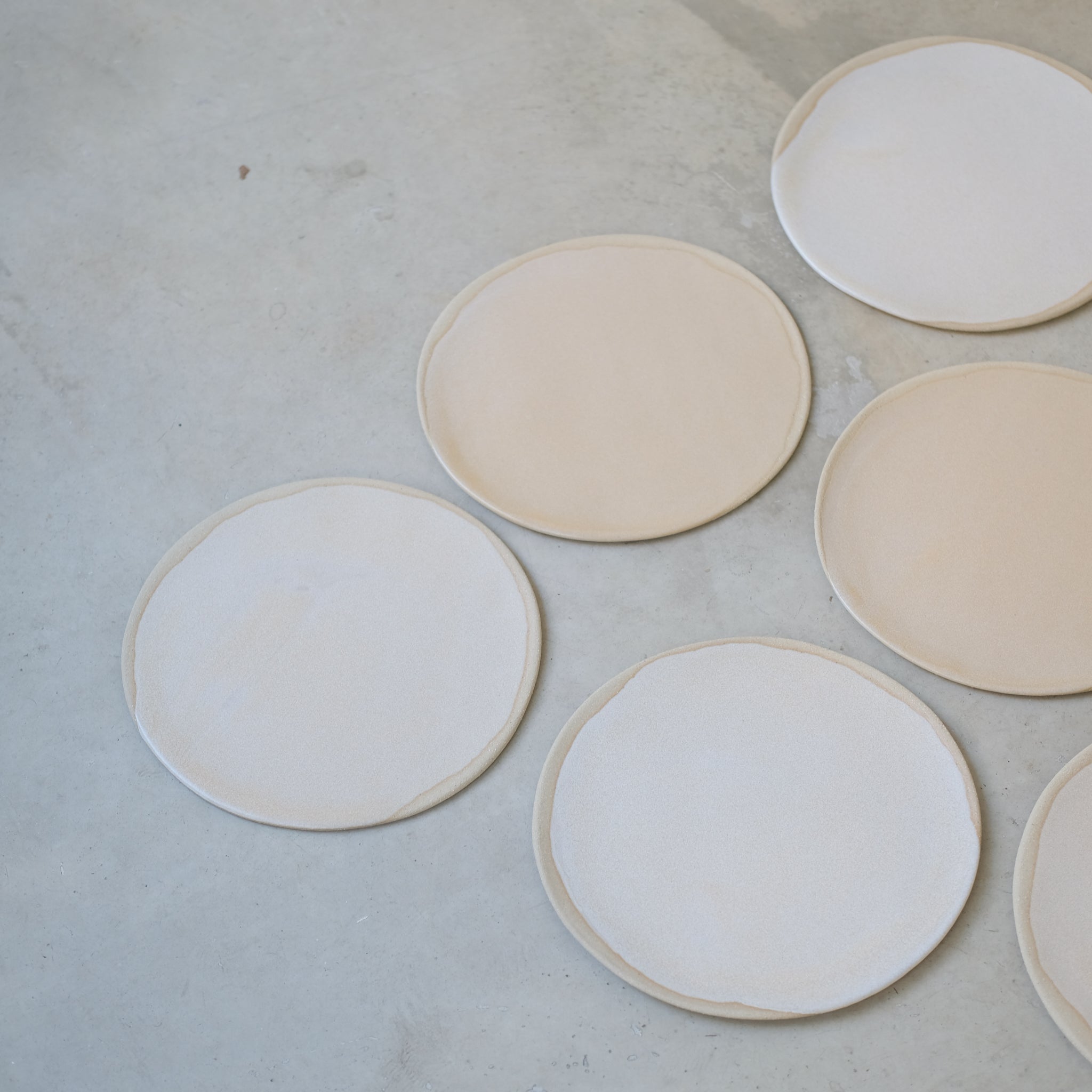 Assiette en grès rose par la céramiste Hélène Maury chez Brutal Ceramics