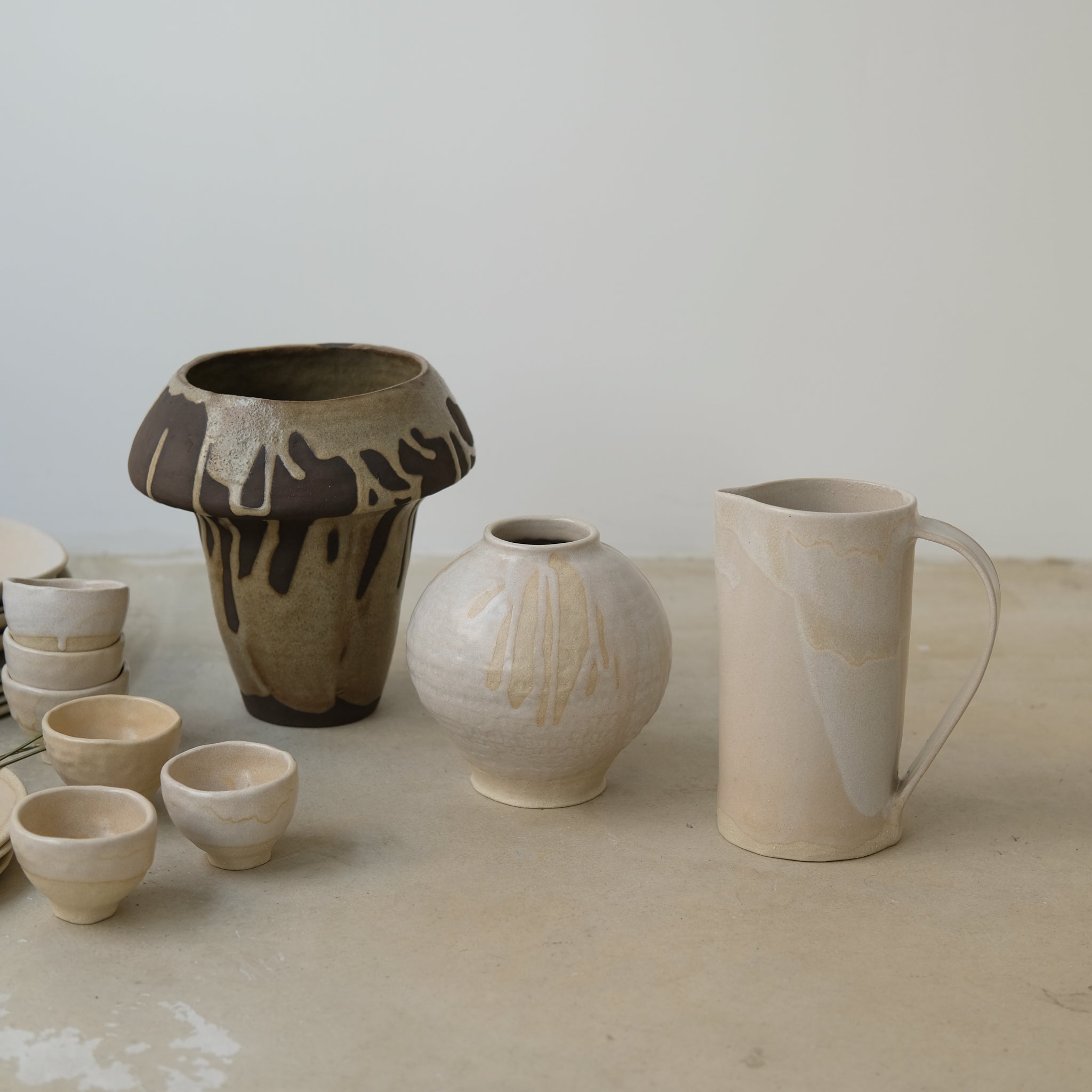 Vase Boule en grès par la céramiste Hélène Maury chez Brutal Ceramics